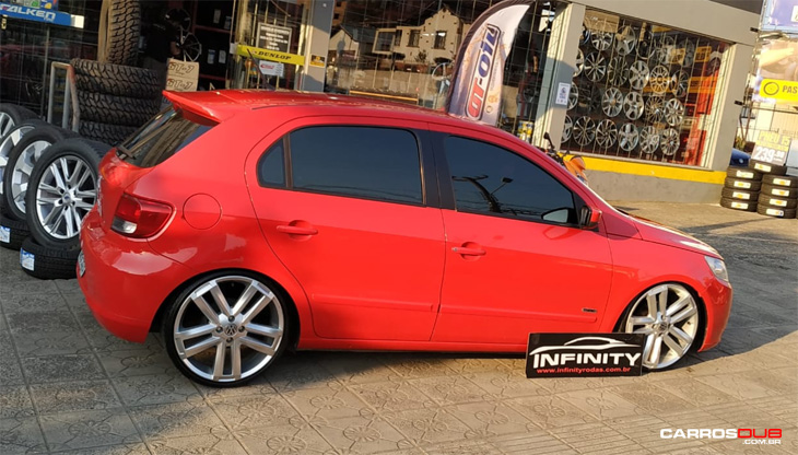 Gol Trend rebaixado com rodas aro 20