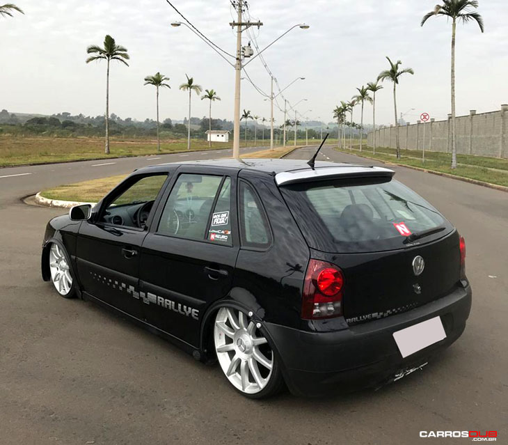 Gol G2 rebaixado com rodas Volcano Daimler aro 18″x6″