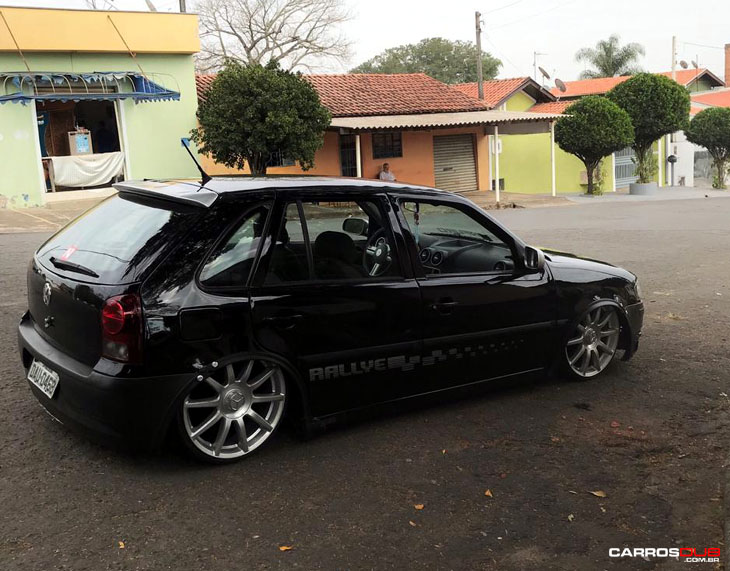 Gol G2 rebaixado com rodas Volcano Daimler aro 18″x6″