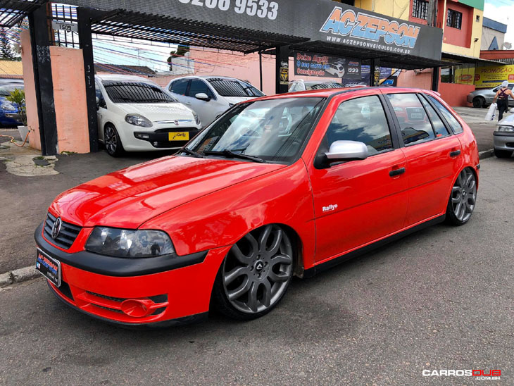 VW Gol Quadrado rebaixado com rodas Volcano London aro 18