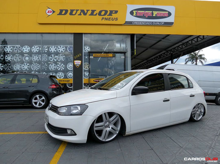 VW Gol Track rebaixado com rodas Volcano Evidence aro 18x6