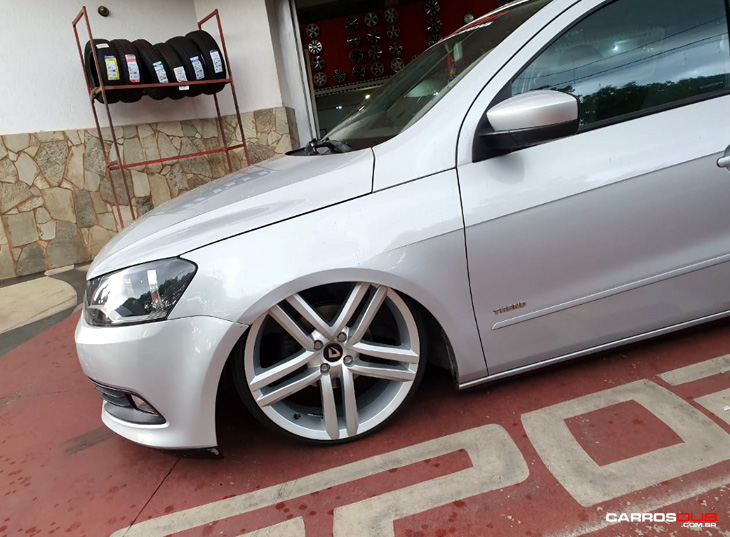 VW Gol Track rebaixado com rodas Volcano Evidence aro 18x6