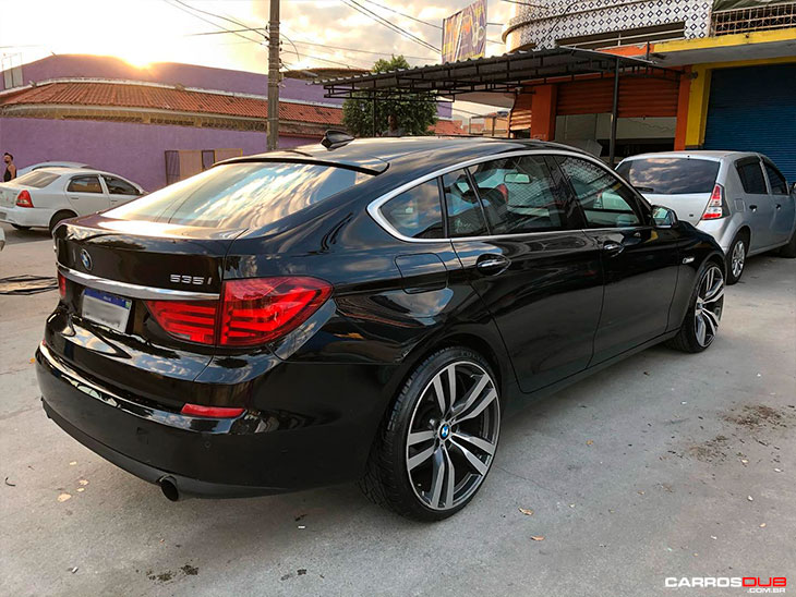 BMW GT 535i com rodas aro 22