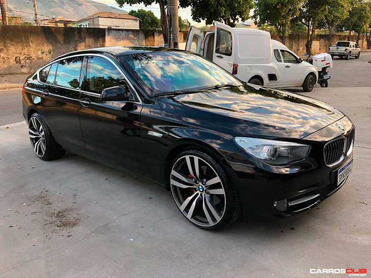 BMW GT 535i com rodas aro 22