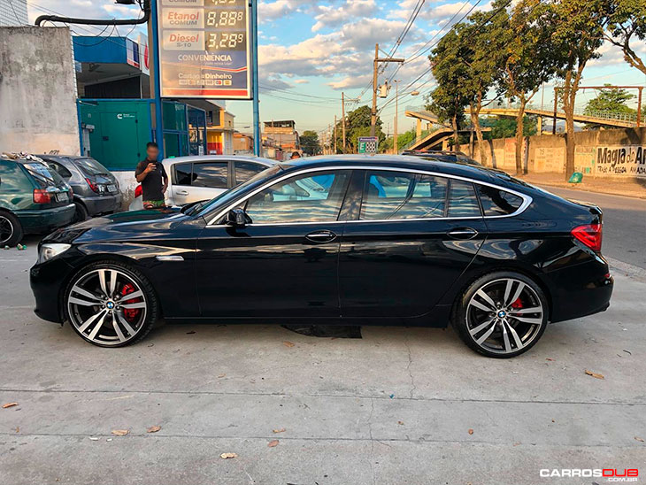 BMW GT 535i com rodas aro 22