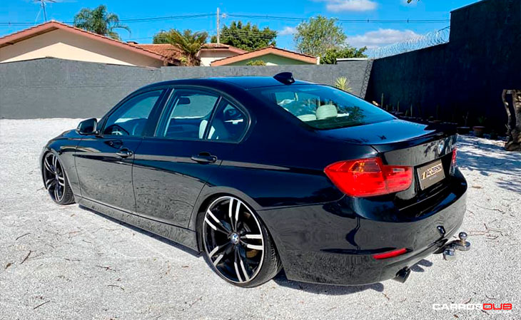 BMW 320i Sport Turbo rebaixada com rodas aro 20