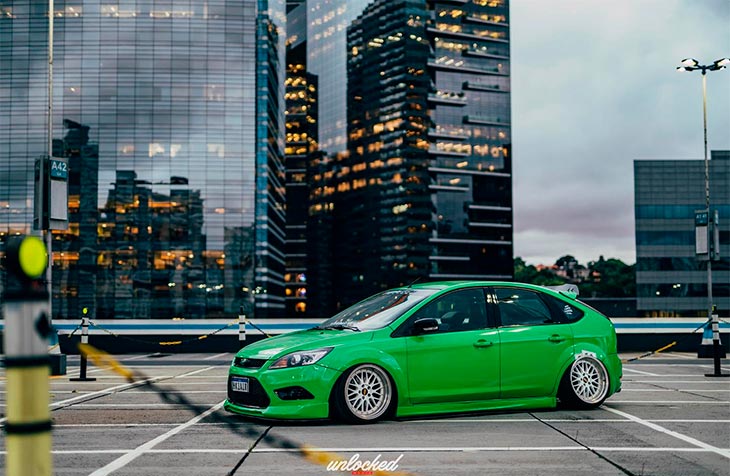 Ford Focus Stance com rodas aro 18x10