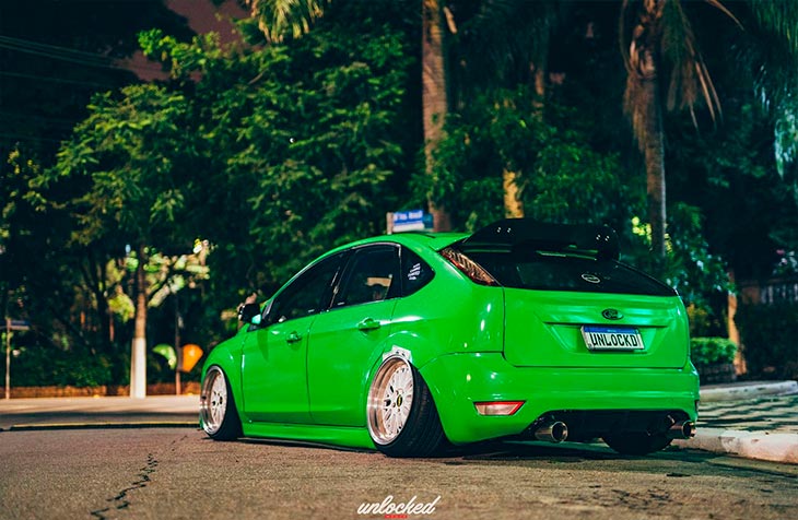 Ford Focus Stance com rodas aro 18x10