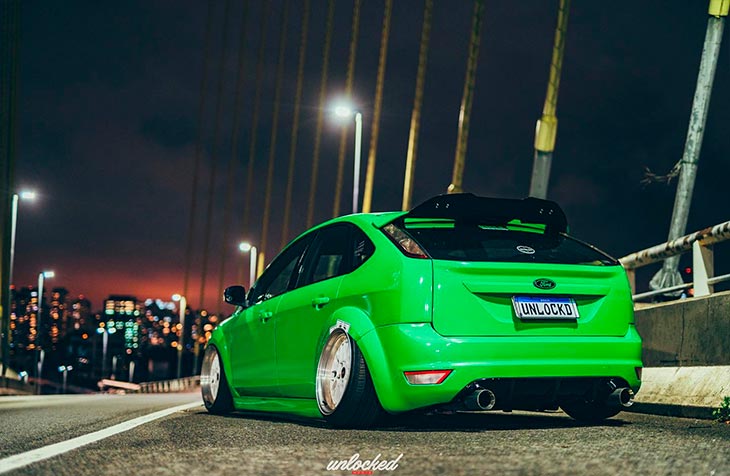 Ford Focus Stance com rodas aro 18x10