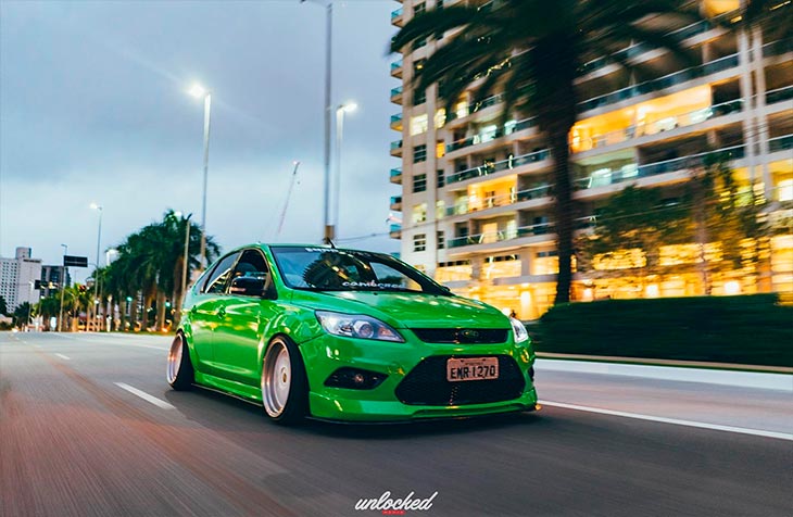 Ford Focus Stance com rodas aro 18x10