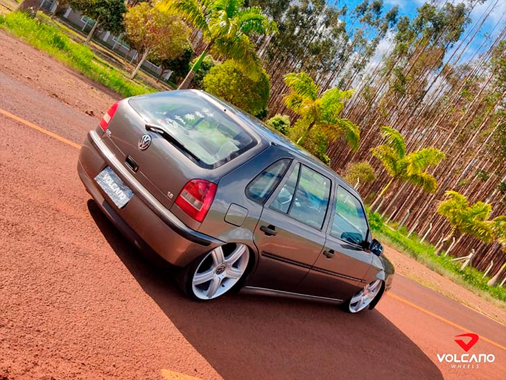 Gol G3 rebaixado com rodas aro 18