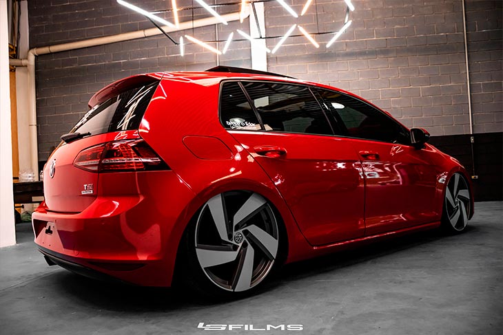 Ford Focus Stance com rodas aro 18x10