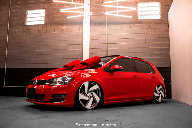 Ford Focus Stance com rodas aro 18x10