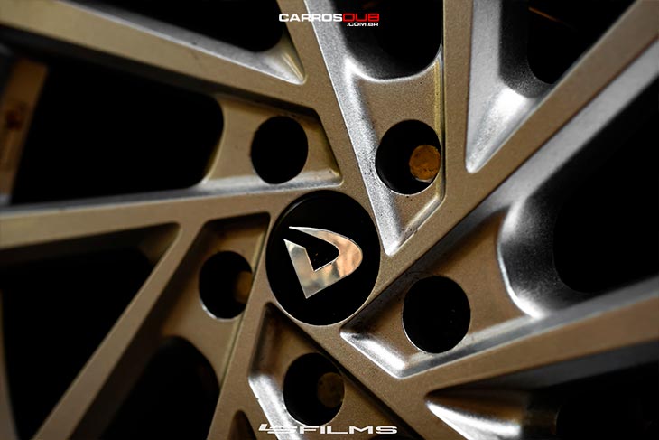 Jetta MK6 rebaixado com rodas Volcano RSeven aro 20