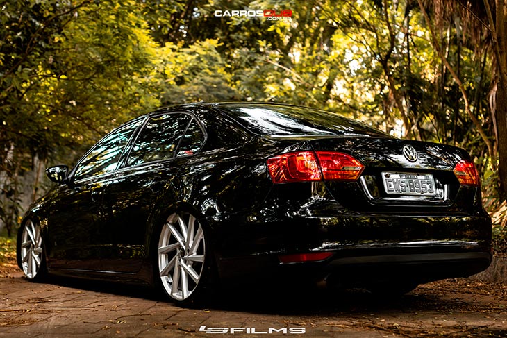 Jetta MK6 rebaixado com rodas Volcano RSeven aro 20