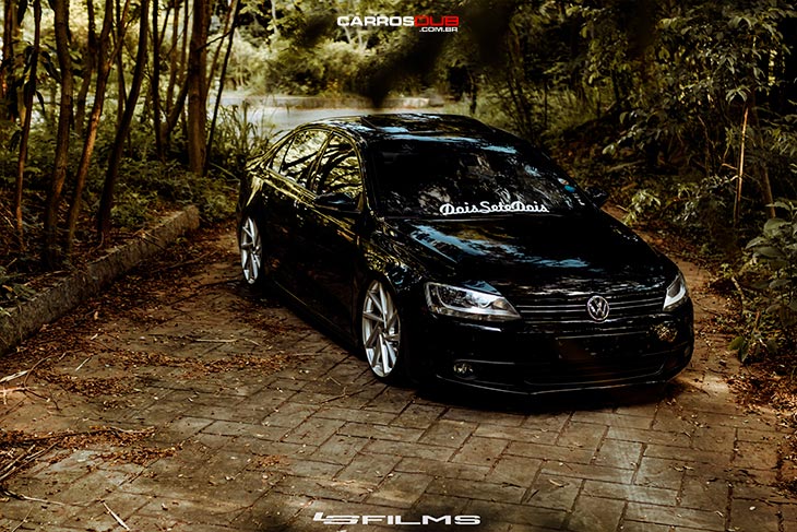 Jetta MK6 rebaixado com rodas Volcano RSeven aro 20