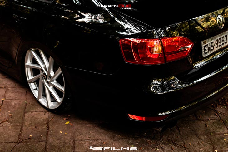 Jetta MK6 rebaixado com rodas Volcano RSeven aro 20