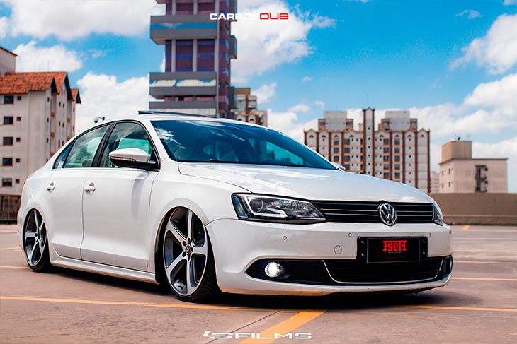 Jetta TSI rebaixado com rodas aro 20