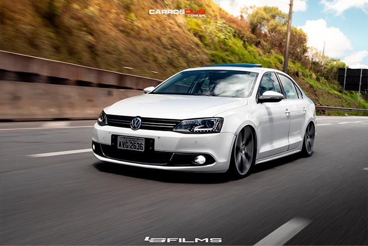 Jetta TSI rebaixado com rodas aro 20