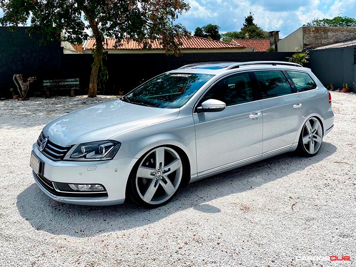 Passat Variant rebaixada com rodas Volcano Strong aro 20