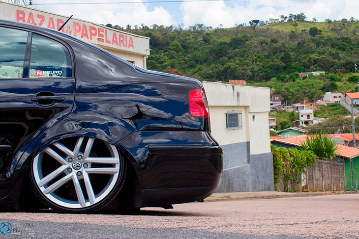 VW Polo Sedan rebaixado com rodas Volcano New Strong aro 18