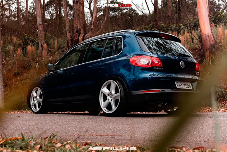 Tiguan TSI rebaixado com rodas porsche aro 20