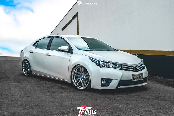 Toyota Corolla rebaixado nas 20