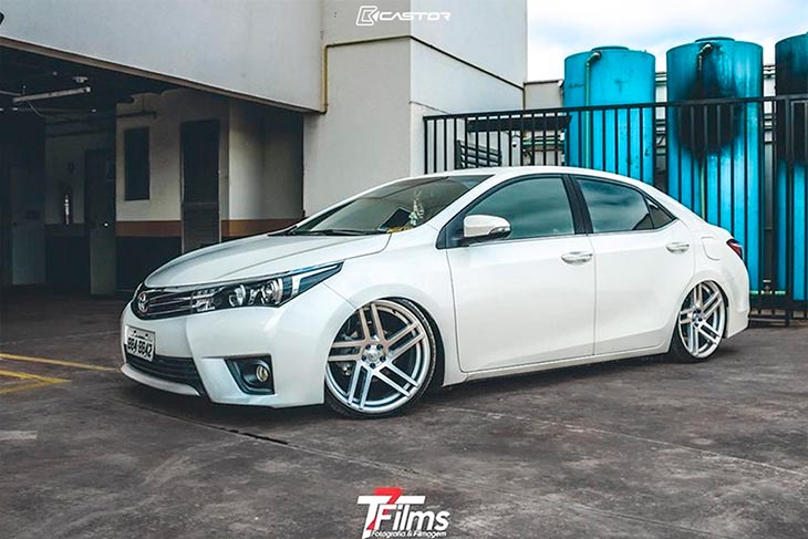 Toyota Corolla rebaixado nas 20