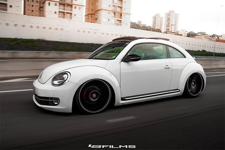 VW Fusca TSI rebaixado com rodas Vossen duas talas aro 20