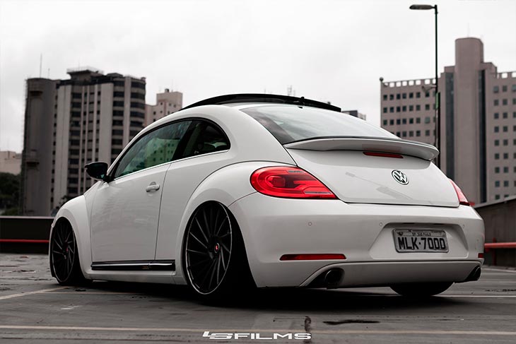 VW Fusca TSI rebaixado com rodas Vossen duas talas aro 20