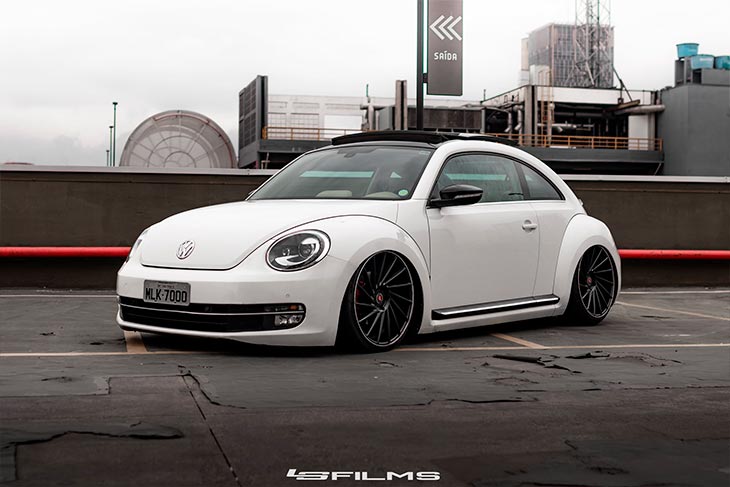 VW Fusca TSI rebaixado com rodas Vossen duas talas aro 20