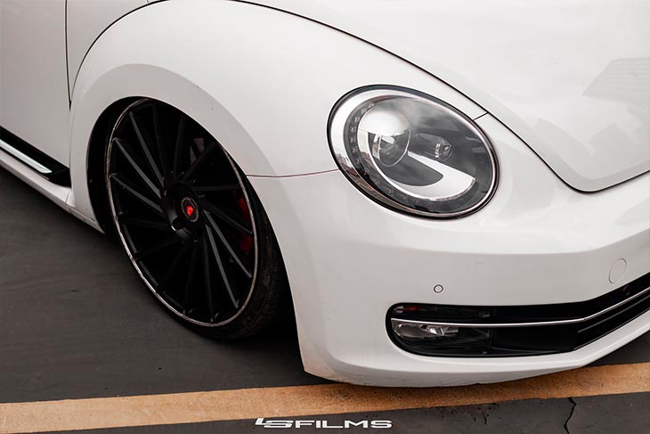 VW Fusca TSI rebaixado com rodas Vossen duas talas aro 20