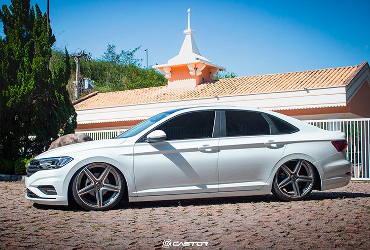 VW Jetta RLine rebaixado com rodas Mercedes aro 20