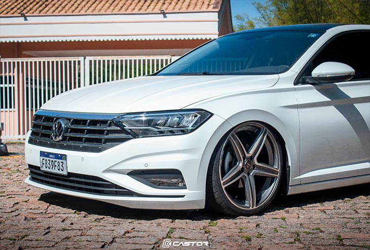 VW Jetta RLine rebaixado com rodas Mercedes aro 20