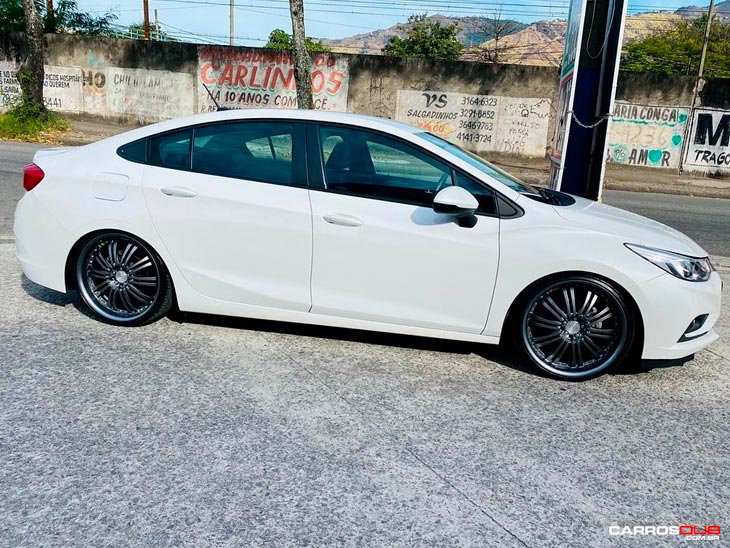 Chevrolet Cruze Turbo rebaixado com rodas aro 20