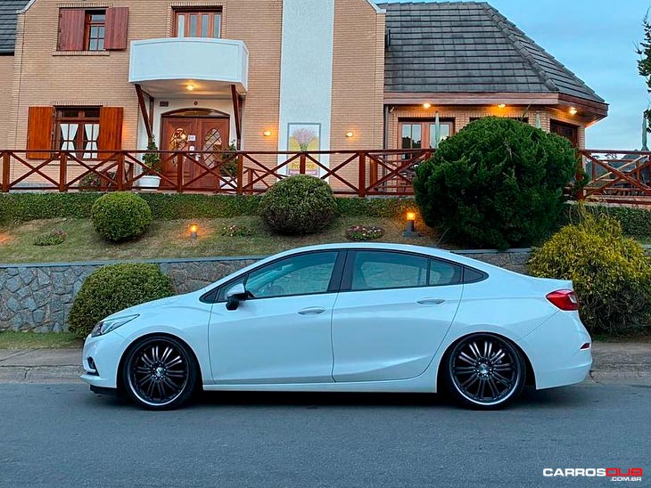 Chevrolet Cruze Turbo rebaixado com rodas aro 20