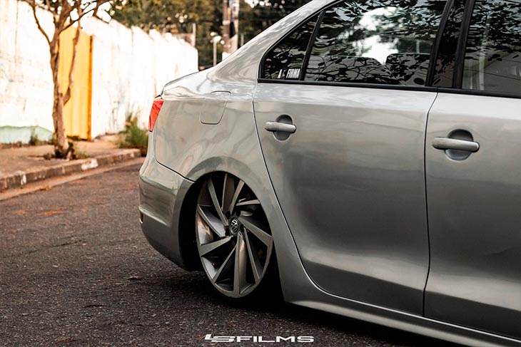 Jetta MK6 rebaixado com rodas aro 20