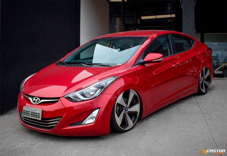 Hyundai Elantra rebaixado com rodas GTI aro 20