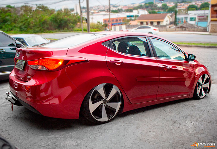 Hyundai Elantra rebaixado com rodas GTI aro 20