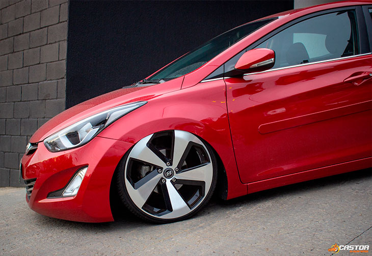 Hyundai Elantra rebaixado com rodas GTI aro 20