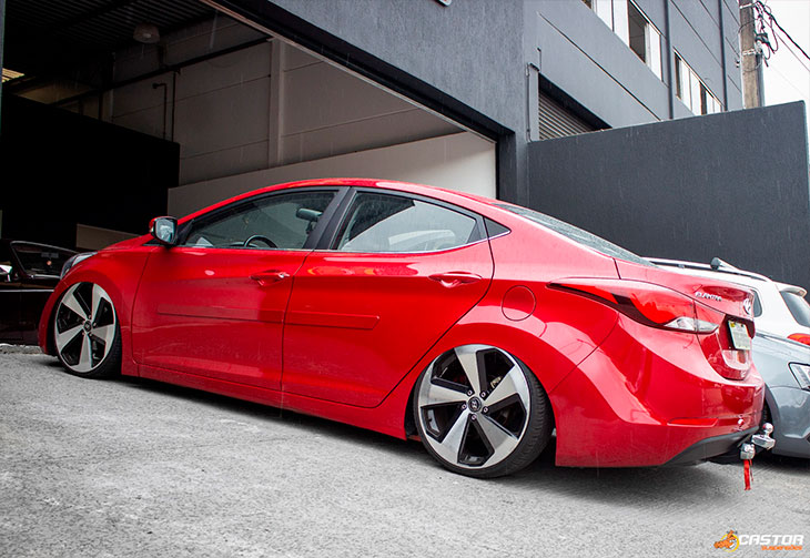 Hyundai Elantra rebaixado com rodas GTI aro 20