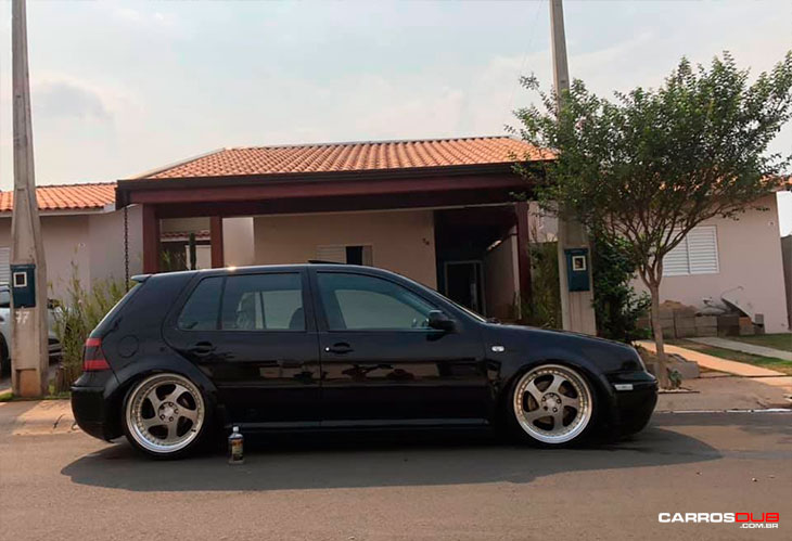 Golf 2.0 2001 com rodas duas talas aro 18