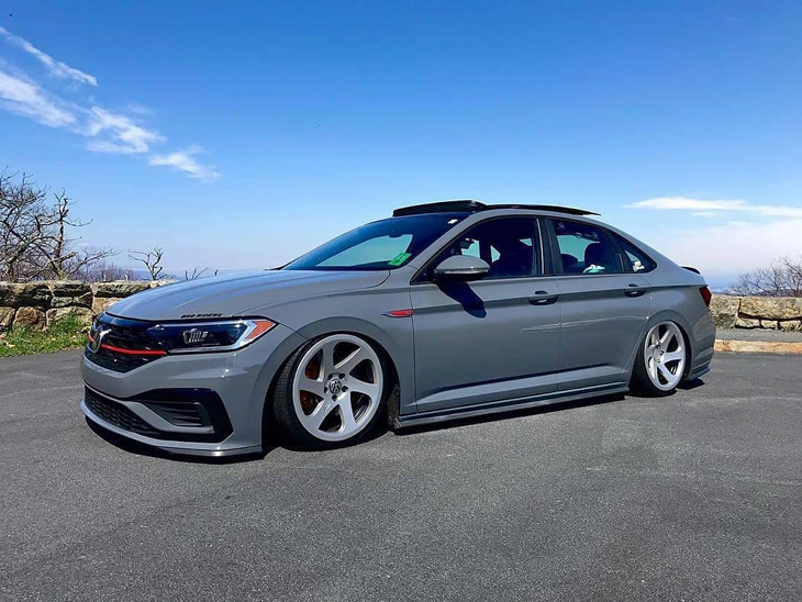 Jetta MK7 GLI rebaixado com rodas aro 19″