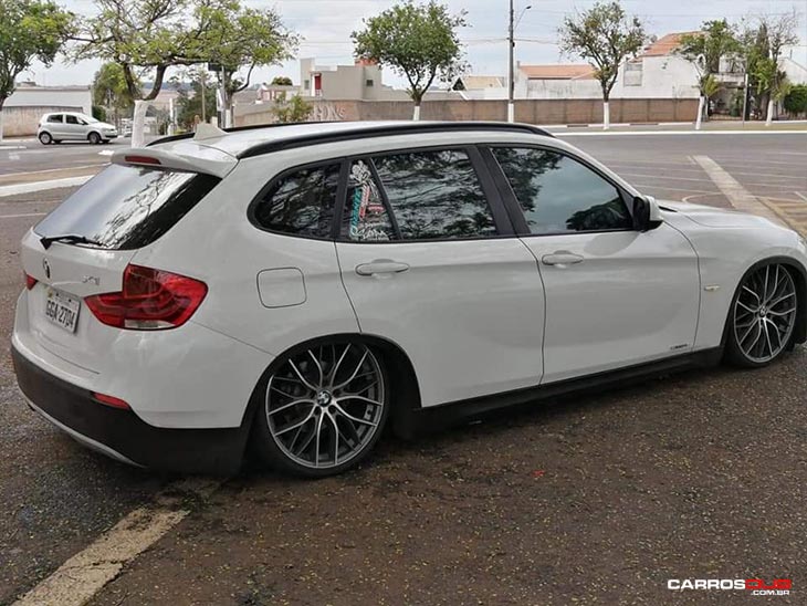 BMW X1 rebaixada com rodas aro 20