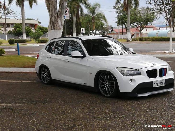 BMW X1 rebaixada com rodas aro 20