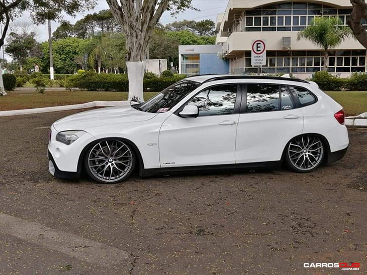 BMW X1 rebaixada com rodas aro 20