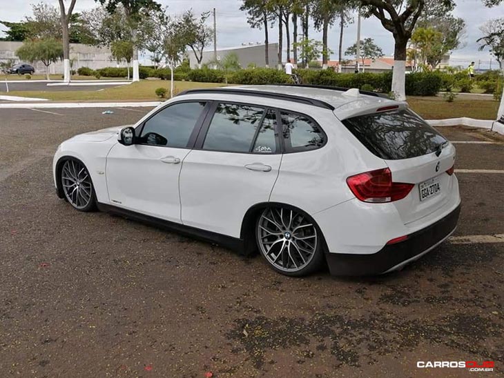 BMW X1 rebaixada com rodas aro 20