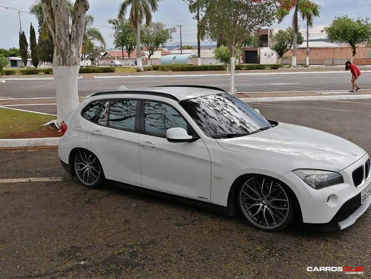 BMW X1 rebaixada com rodas aro 20