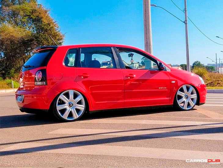 VW Polo Hatch com rodas Volcano aro 18