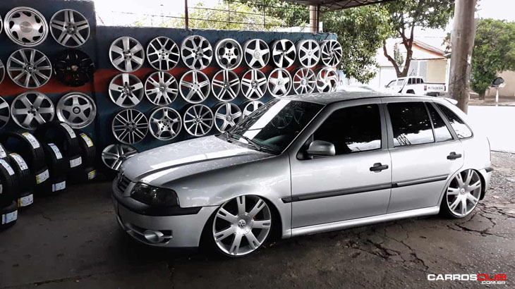 Gol GL 1.8 Turbo rebaixado com rodas Volcano V10 aro 18